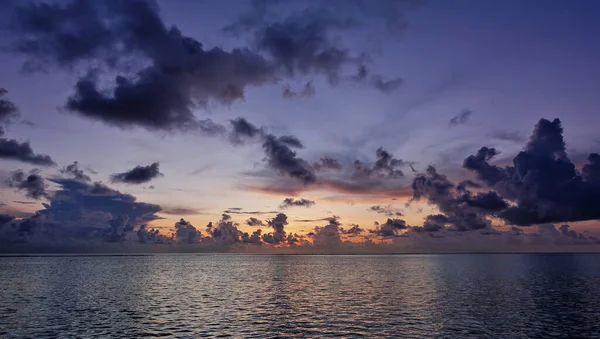 Fantástica Puesta Sol Sobre Océano Índico Cielo Lila Iluminado Por — Foto de Stock