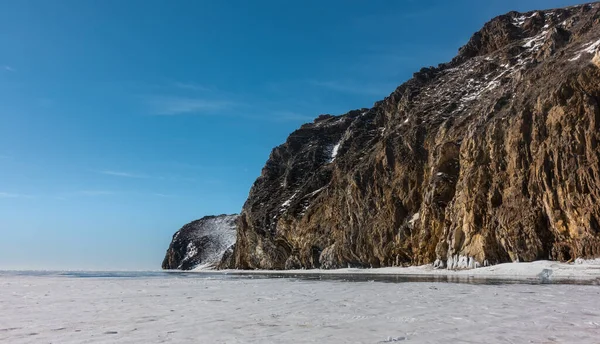 Una Roccia Pittoresca Con Ripidi Pendii Nessuna Vegetazione Sulla Riva — Foto Stock