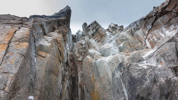 Скала Против Неба Высокая Скала Грубой Поверхностью Трещинами Между Камнями — стоковое фото