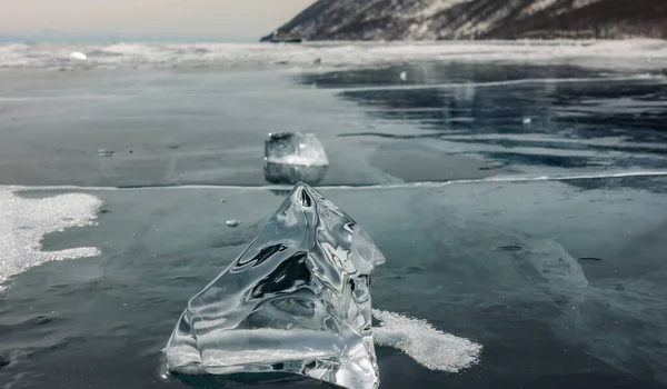 Shard Transparente Brilhante Gelo Forma Uma Pirâmide Reflexões Brilho Claro — Fotografia de Stock