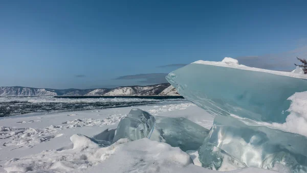 Des Bosses Glace Turquoise Sur Rivage Enneigé Des Floes Glace — Photo