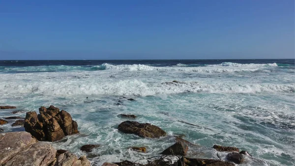 Atlantik Okyanusu Nun Turkuaz Dalgaları Kayalık Kıyıya Vurdu Resimli Taşların — Stok fotoğraf