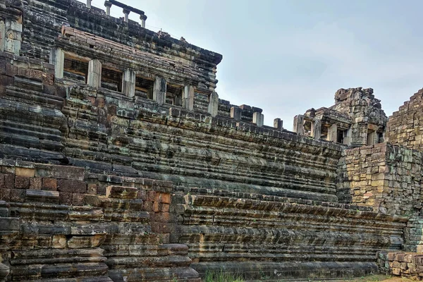 柬埔寨吴哥窟一座古寺的碎片 那里有梯田 残破的柱廊 — 图库照片