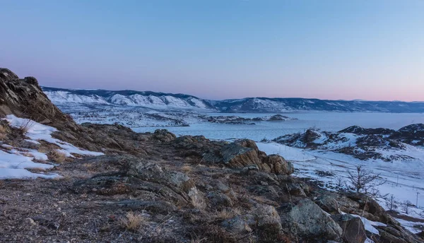 Lago Congelado Rochas Redor Estão Cobertas Neve Primeiro Plano Pedras — Fotografia de Stock