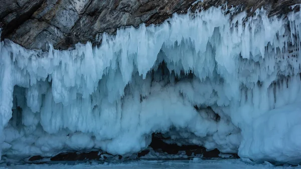 Ghiaccioli Pendono Dalla Base Della Roccia Diverse File Come Fronzoli — Foto Stock