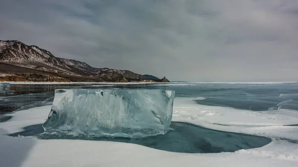 Sur Lac Gelé Trouve Une Grande Banquise Transparente Entourée Neige — Photo