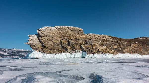 Île Rocheuse Pittoresque Sur Lac Gelé Bizarre Contours Falaise Fissures — Photo