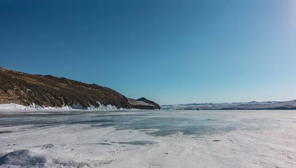 Schnee Liegt Auf Der Oberfläche Des Zugefrorenen Sees Der Fuß — Stockfoto
