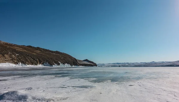 Nieve Yace Superficie Del Lago Congelado Base Isla Rocosa Está —  Fotos de Stock