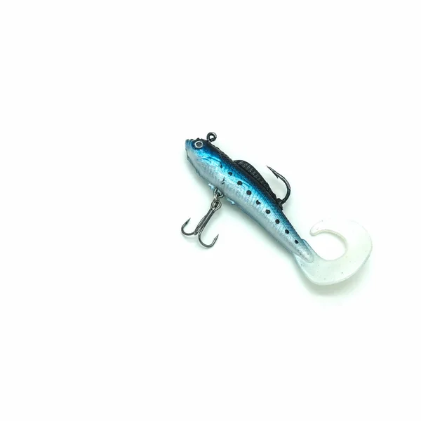 釣りのアクセサリー 餌は2つのフックを持つ青いシリコーン魚です 柔軟な尾部が湾曲している 白い背景に隔離されています — ストック写真