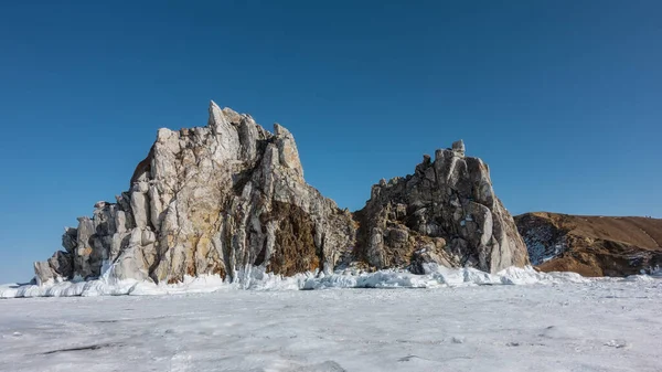 머리를 그림같은 바위가 얼어붙은 가파른 산비탈의 갈라진 밑부분은 얼음으로 뒤덮여 — 스톡 사진