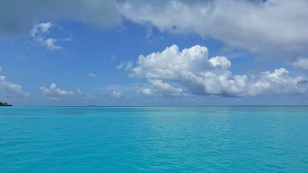 Océano Aguamarina Está Calma Hay Pintorescas Nubes Cúmulos Cielo Azul —  Fotos de Stock