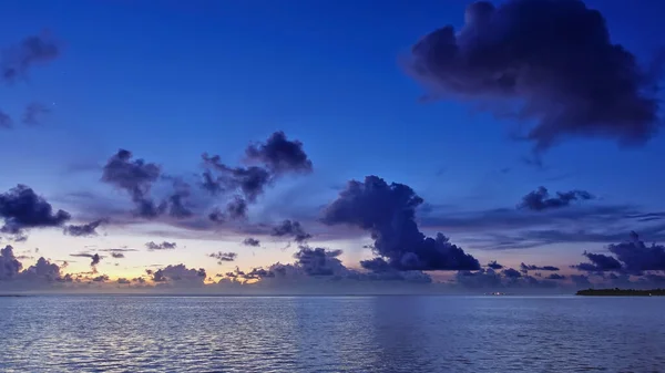 Sol Desapareceu Horizonte Céu Noite Iluminação Laranja Nuvens Cúmulos Roxas — Fotografia de Stock