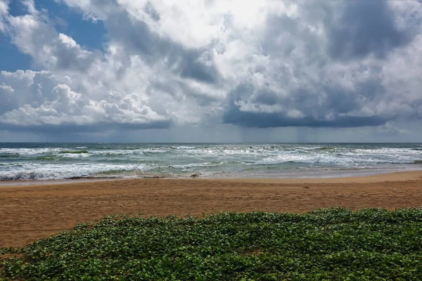 Piaszczysta Plaża Wybrzeżu Oceanu Indyjskiego Biała Pianka Surfingowa Turkusowych Falach — Zdjęcie stockowe