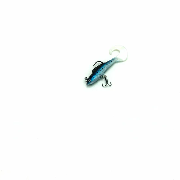 釣り用アクセサリー 青いシリコーン魚は餌です 2つのフック 柔軟な湾曲した尾は 体に斑点を付けます 白い背景に隔離されています スペースのコピー — ストック写真