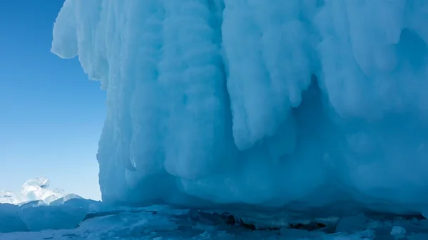 Base Rocha Lago Congelado Close Icicles Grossos Bizarros Pendurados Nas — Fotografia de Stock