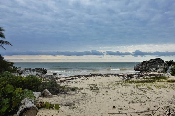 Praia Selvagem Perto Antiga Cidade Maia Tulum Nublado Ondas Surfe — Fotografia de Stock