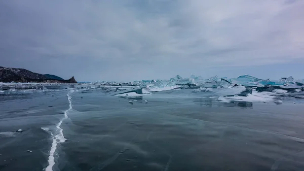 Lac Gelé Est Traversé Par Une Longue Fissure Des Fragments — Photo