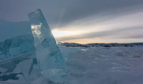 Fragmentos Hielo Están Esparcidos Sobre Superficie Del Lago Congelado Las — Foto de Stock