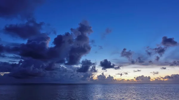 Fantástico Atardecer Maldivas Cúmulo Escénico Nubes Púrpuras Contra Cielo Azul — Foto de Stock