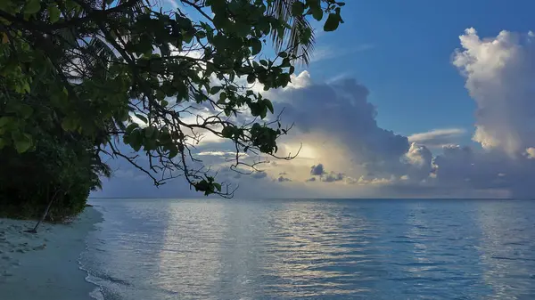 Boa Noite Nas Maldivas Sol Brilha Através Das Nuvens Cúmulos — Fotografia de Stock
