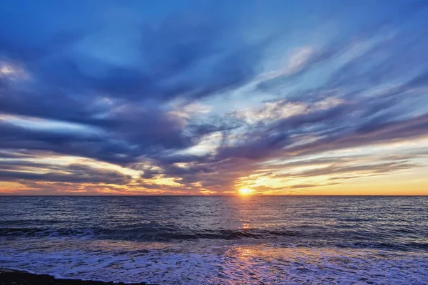 Kolorowy Zachód Słońca Nad Morzem Niebie Niebieskie Różowe Chmury Horyzont — Zdjęcie stockowe