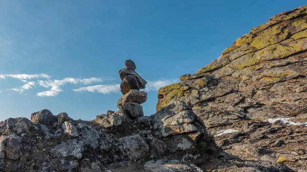 Granite Rock Gros Plan Des Lichens Jaunes Poussent Sur Falaise — Photo