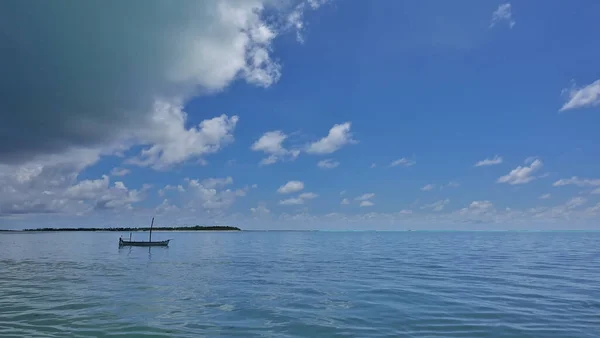 Barco Está Navegando Calmo Oceano Azul Nuvens Cúmulos Brancas Escuras — Fotografia de Stock