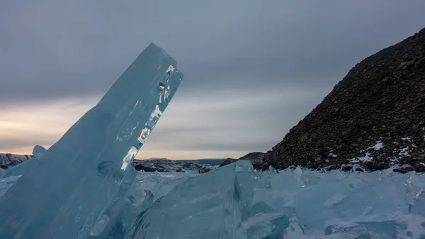 Grote Turquoise Ijsschotel Tegen Achtergrond Van Avondlucht Reflecties Van Zon — Stockfoto