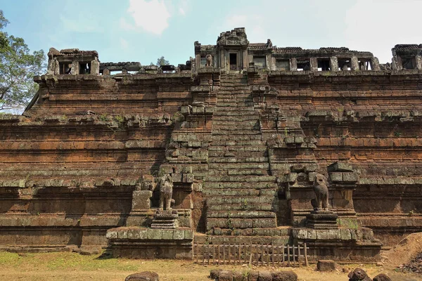 Angkor Templo Antigo Forma Uma Pirâmide Pisada Com Uma Escadaria — Fotografia de Stock