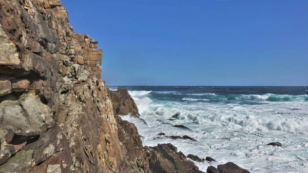 Turquoise Golven Van Atlantische Oceaan Slaan Tegen Steile Kliffen Van — Stockfoto