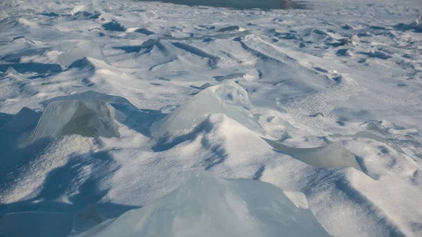 Snö Gnistrar Solen Glänsande Istäcke Syns Mellan Snödrivorna Skuggor Bajkalsjön — Stockfoto
