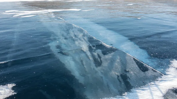 Deep Fissure Crosses Smooth Blue Surface Frozen Lake Ice Structure — Stock Photo, Image