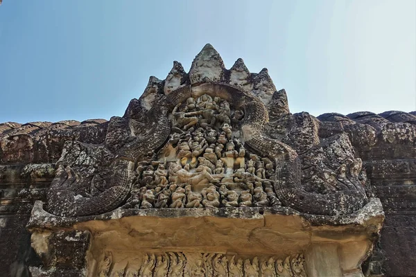 Podrobnosti Architektuře Starobylého Chrámu Angkor Pozadí Oblohy Vrchol Budovy Zdoben — Stock fotografie