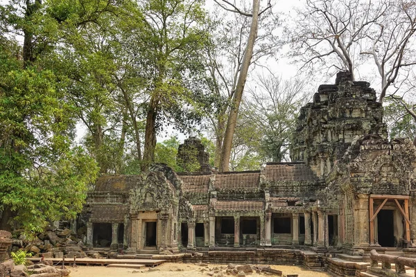 Древний Храм Ангкора Разрушен Колоннады Пустые Дверные Проемы Видны Резьба — стоковое фото