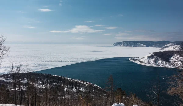 Nemrazivý Zdroj Řeky Angara Hranice Mezi Ledem Jezera Bajkal Modrou — Stock fotografie