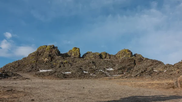 Причудливый Горный Хребет Лишенный Растительности Фоне Голубого Неба Трещины Камнях — стоковое фото