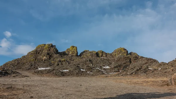 Una Cordillera Caprichosa Desprovista Vegetación Sobre Telón Fondo Cielo Azul — Foto de Stock