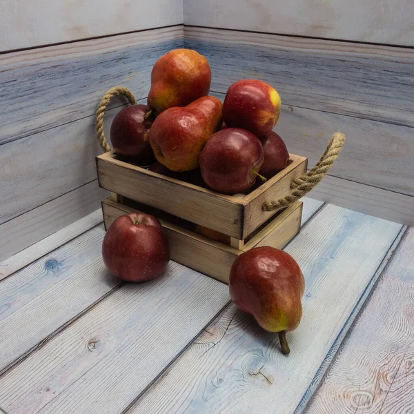 Las Manzanas Rojas Maduras Las Peras Embalan Una Caja Madera — Foto de Stock