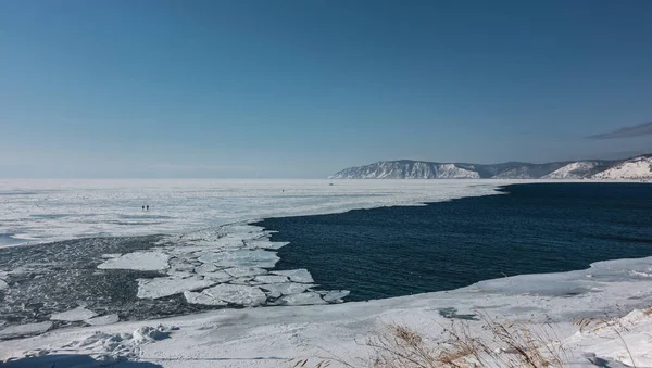 Frontera Entre Lago Congelado Fuente Río Congelado Hielo Blanco Agua — Foto de Stock