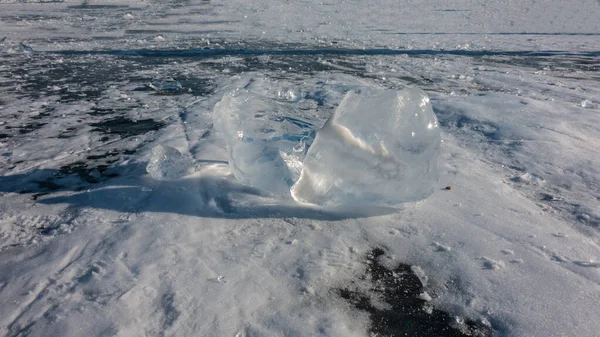 冰冻湖上透明的冰块 阳光照射在边缘 阴影笼罩在雪地里 贝加尔湖 — 图库照片