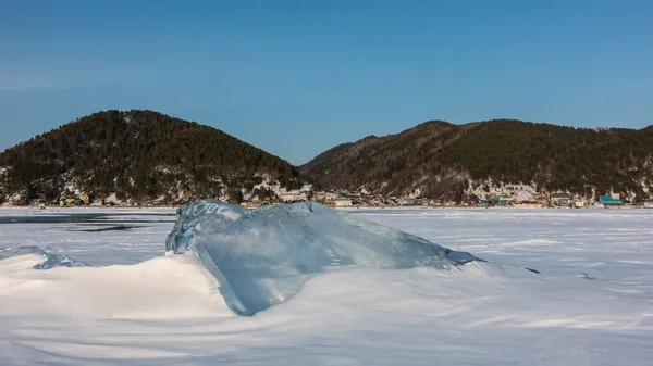 Faixa Gelo Brilhante Transparente Meio Lago Congelado Coberto Neve Sol — Fotografia de Stock