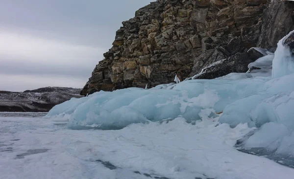 Una Roca Granito Desprovista Vegetación Eleva Sobre Lago Congelado Grietas — Foto de Stock