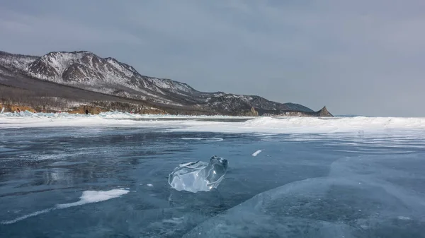 Extraño Fragmento Hielo Yace Lago Congelado Mirada Los Bordes Reflexión —  Fotos de Stock