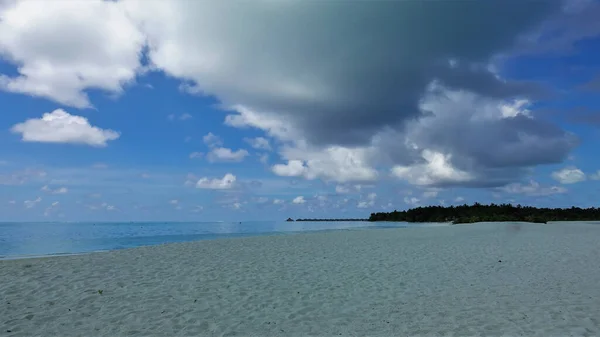 Широкому Піщаному Пляжі Сліди Океан Аквамарин Спокійний Вдалині Тропічна Рослинність — стокове фото