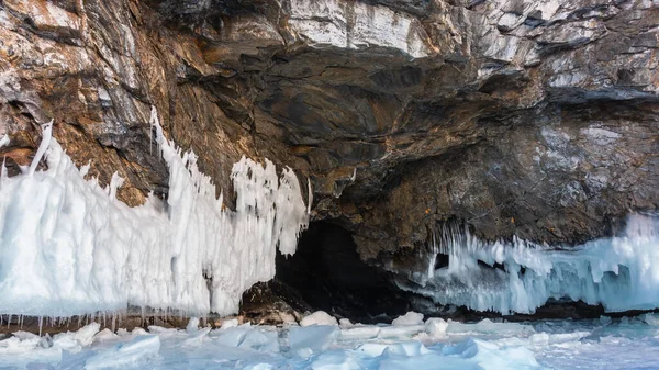 Rocha Granito Coberta Com Bizarros Ciclones Uma Caverna Escura Visível — Fotografia de Stock
