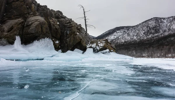 Поверхні Замерзлого Озера Видно Тріщини Фрагменти Льоду Берегові Скелі Покриті — стокове фото