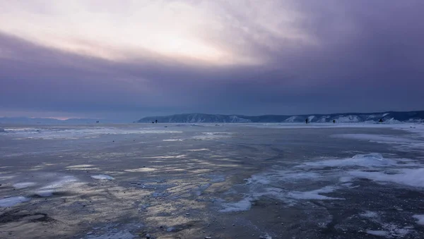 Crepúsculo Sobre Lago Congelado Gelo Reflexos Sol Poente Distância Pequenas — Fotografia de Stock