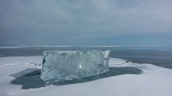 Eine Durchsichtige Türkisfarbene Eisscholle Auf Einem Zugefrorenen See Ist Von — Stockfoto
