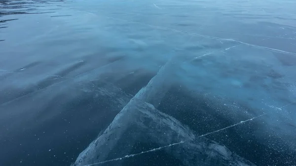 Glatte Blaue Eisfläche Nahaufnahme Vollbild Kreuzungsrisse Sind Bis Die Tiefe — Stockfoto